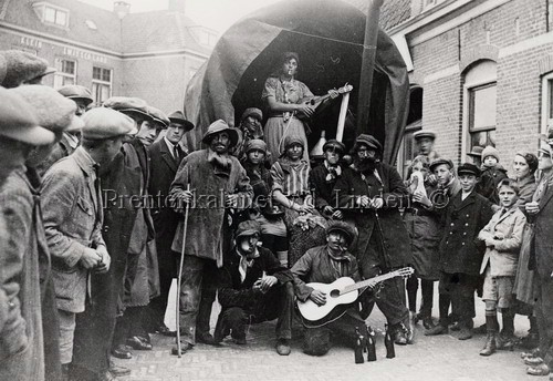 met o.a. H. Oosterveen, A. Bodewes, J. Bodewes Truida Bodewes, Mariwe Duin, Corrie Bodewes, Fr. Franck, J. Pijl mw. de Boer, L. Durge, vader Bodewes anno 23-24 september 1925
Keywords: waz oosterveen bodewes duin franck pijl boer