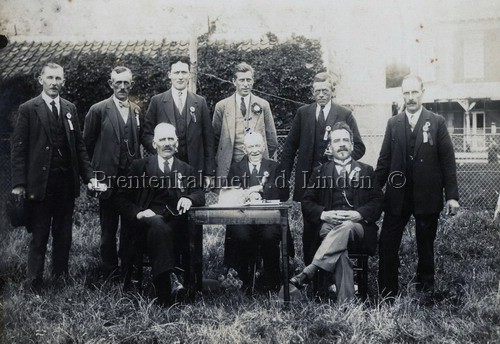 Oranje com. F. Smid, Leo Schelvis, Nelis de Boer, Daan Schelvis, Kees Aardenburg, Freek v.d. Meij, Dirk Zuiderduin, Mr. v.d. Zant
Keywords: waz smid schelvis boer aardenburg meij zuiderduin, zant