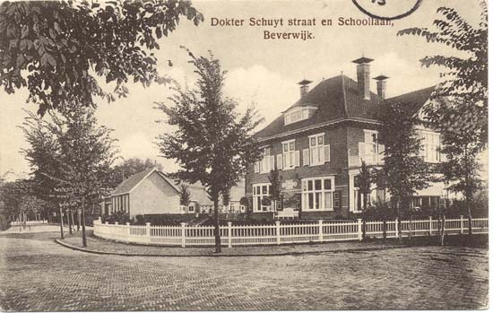 Dr. Schuijtstraat
De  Dr.Schuitstraat en Schoollaan staat er op de ansichtkaart. Op de kaart staat de Dr.Schuitstraat afgebeeld, de Schoollaan heet sinds 1945 Prins Bernhardlaan. De kaart is van rond 1912/1913. Links de vroegere Juliana (van Stolberg) school, in de volksmond ook wel de Groene Kikkerschool geheten. Eveneens op de ansichtkaart staat het huis Uitwijck in 1906 gebouwd door de bankier W.Lamme, die hiervoor woonde in het pand Breestraat 95, thans kantoor van Teer Makelaardij. Hij was gehuwd met de dochter van dokter Schuit. De villa kreeg de naam Uitwijck omdat men vanuit Beverwijk vertrok naar de gemeente Wijk aan Zee en Duin. In de villa heeft in later jaren dr.Royaards gewoond, diens dochter was bevriend met toen nog prinses Beatrix, welke meermalen in Beverwijk logeerde. Nadat het huis na het vertrek van de familie Royaards nog enkele andere bestemmingen had werd het enkele jaren terug door Loek Scholten gekocht, die het weer in de oorspronkelijke toestand terugbracht. Hij heeft het huis in 2001 ook weer verkocht.  
Keywords: Schuijtstraat Groene Kikkerschool Uitwijck Schoollaan