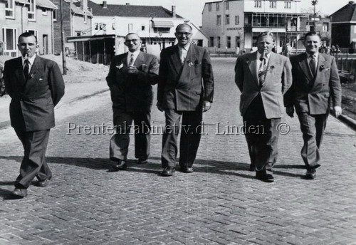 Oranje Com : J. v. Bennekom, W. v. Klaveren, P. Heynes, R. Suijk, E. Gerritsen
Keywords: waz bennekom klaveren heynes suijk gerritsen