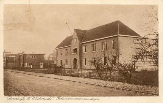 Scheijbeecklaan Westerburcht
De Scheijbeecklaan, gelegen tussen Vondellaan en Dr.Schuitstraat. Veel van de straten in deze omgeving kregen namen die verband hielden met Scheijbeeck. 

Deze ansichtkaart betreft de Westerburcht een tehuis voor ouden van dagen. Anno 2001 is het een lege plek, men wacht op nieuwbouw. Het tehuis is namelijk een aantal jaren geleden ontruimd omdat de huisvesting te wensen overliet. Er is een nieuw tehuis gebouwd te Heemskerk dat de naam Westerheem heeft gekregen. Dat was al weer een flink aantal jaren terug, want voor Westerheem wordt nu al weer nieuw gebouwd. 

Na ontruiming heeft het pand nog jaren dienst gedaan voor de huisvesting van jongeren. Schilder Breed kocht het pand, verhuurde het en verkocht het.
Keywords: Scheijbeecklaan Westerburcht