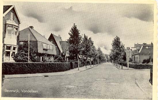 Vondellaan
De Vondellaan op de kruising met de Beeckzanglaan, een ansichtkaart van kort na de 2e wereldoorlog. De villa &quot;Quatre Bras&quot; aan de linkerzijde is gesloopt voor nieuwbouw. In de villa woonde in vroeger jaren mr.A.Moens en later notaris T.C.A.Bölger. De andere bebouwing is nog steeds dezelfde.
Keywords: vondellaan bwijk