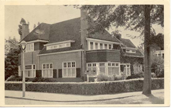 Vondellaan
De hoek van de Vondellaan met de Akerendamlaan, tegenover de tandartsenpraktijk van Hamann. Deze villa is in later jaren gekocht door de fam. Hassing welke er Hotel Kinheim in vestigde, naar wij menen na sloping van Hotel ter Burg het enige hotel in Beverwijk. Toen er meer parkeerruimte nodig was voor het Rode Kruis Ziekenhuis is de villa verkocht en gesloopt.
Keywords: vondellaan bwijk Akerendamlaan