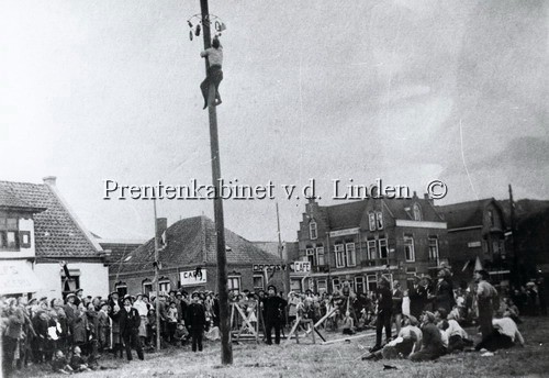 Paal klimmen met in de paal Domineetje v.d. Meij
Keywords: waz meij