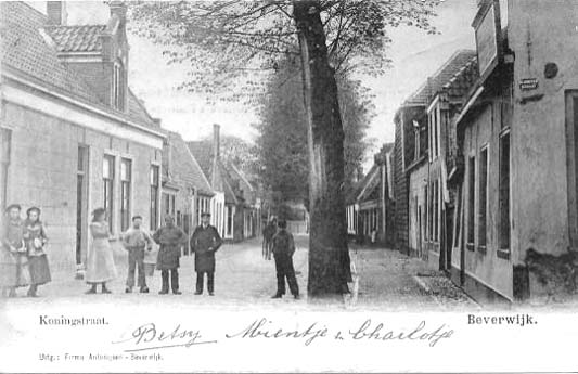 Koningstraat
De Koningstraat ter hoogte van de hoek met de Kloosterstraat en de Begijnenstraat. Wij kijken richting Velserweg. De Koningstraat had heel veel benamingen, op oude kaarten komen namen voor als Achterstraet, Achterweg, Koninghsstraet, Koninghswegh. Zeker is dat de naam Koningstraat aangeeft dat het een zeer oude hoofdverkeersweg of heirweg was. Het was in vroeger jaren de verbindingsweg tussen Velsen richting Heemskerk en verder. Op de rechterzijde van de kaart was de loodgieterswerkplaats van Ab Blom. Links was naar ik meen een café van Smit -Het Geldersche Wapen- genoemd. De kaart moet van rond 1920 zijn.
Keywords: Koningstraat