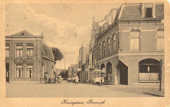 Koningstraat
De hoek van de Zeestraat met de Koningstraat. Rechts is tegenwoordig Bloemenmagazijn de Duinroos. Daarnaast zien wij nog net de trapgevel van het markante pand van Drogisterij Honing, eind 2001 zal de Kennemer Apotheek zich hier vestigen. In het pand van de Duinroos was vroeger het Geheelonthouderscafé van Bleeker gevestigd. In de bovenzaal hield de zangvereniging Kindergeluk de repetities. Aan de linkerkant zijn een paar panden gesloopt om plaats te maken voor oorspronkelijk een groentenzaak van Happe. Thans is er een uitzendbureau en een zaak op het gebied van geluidsapparatuur.
Keywords: Koningstraat bwijk