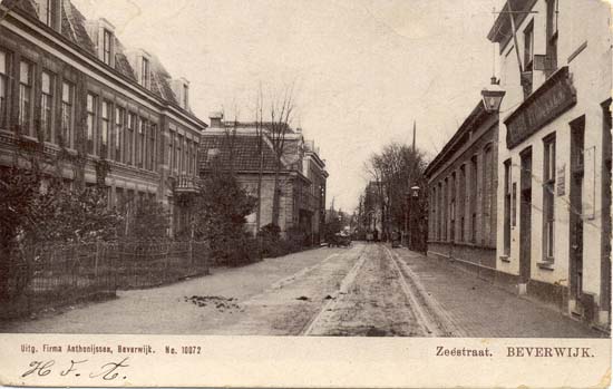 Zeestraat
De Zeestraat aan het begin van de 20e eeuw, dus zo'n 100 jaar geleden. Op de ansichtkaart is rechts overduidelijk het Kennemer Theater te zien en juist dit theater heeft een hele lange geschiedenis. Met de sloop verdween een gebouw dat veel kan verhalen. In 1878 werd er een concertzaal gebouwd door een zekere heer M.Ludewig, er was ook een kolfbaan. De heer H.F.Stroucken werd later eigenaar en ook de heer M.D.van Hensbergen. Het werd Maison Stroucken genoemd. Daarna kwam het in eigendom van de familie Hart (1916) en kreeg het de naam Kennemer Theater. Hart verbouwde het theater, liet de zaal vergroten en het dak opvijzelen. Talloze evenementen vonden in het theater plaats. Bioscoopvoorstellingen, muziek, toneel, schaaktournooi, dansen en nog veel meer. In de vijftiger-zestiger jaren vond er een discussie plaats over het culturele leven in Beverwijk, uiteindelijk werd gekozen voor de bouw van De Nieuwe Slof. Kennemer Theater en K.S.A. waren gedoemd te verdwijnen en in 1986 werd het theater gesloopt.
Keywords: zeestraat bwijk