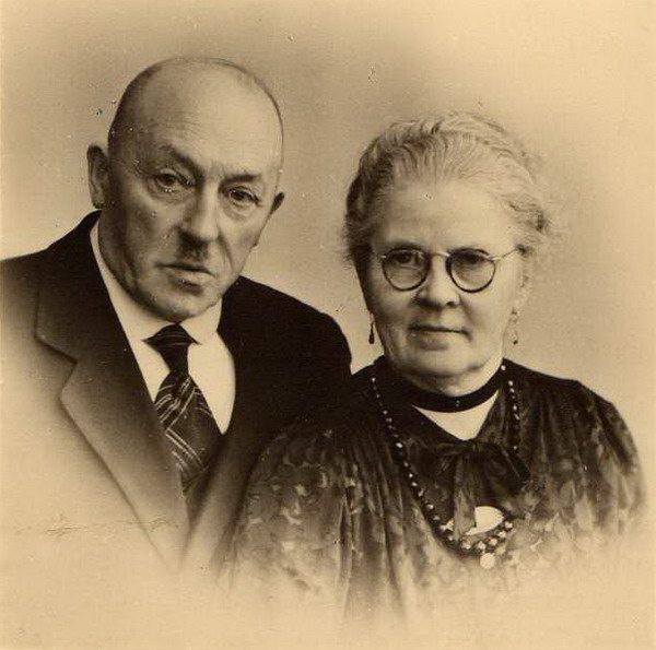 Familie E Koopman
Bidprentje van Opa en Oma Koopman overleden op 28-10-49 en 

foto Fam Koopman
Keywords: bijk familie