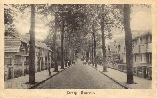 Zeestraat
De Zeestraat kort na de bevrijding. Dit is het gedeelte vanaf het Westerhoutplein in noordelijke richting. De bomen zijn nu belangrijk groter, de weg bijna hetzelfde ofschoon de bomen wel van invloed zijn geweest op de kwaliteit van de voetpaden. Een ansichtkaart uit de veertiger jaren, gelet op de jongelui met de manden voorop de fietsen, zelfs van na de bevrijding.
Keywords: zeestraat bwijk westerhoutplein