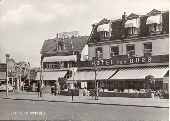 Stationsplein Hotel ter Burg
Hotel Ter Burg werd in 1894 eigendom van de familie ter Burg. Het is onmogelijk de vroegere geschiedenis van dit pand te achterhalen. Reeds enkele eeuwen terug stond op deze plaats Het Heeren Logement. Toen W.J.ter Burg de zaak overnam van P.J.Waterschot was het Stationskoffiehuis, Uitspanning of Bondshotel Algemene Wielrijdersbond. De familie Ter Burg bleef betrokken bij de exploitatie tot het moment van verkoop van het hotel aan de Rabobank, die er een nieuw kantoor bouwde met bovenwoningen. De Rabobank werd op 10 maart 1978 geopend.
Keywords: Stationsplein Hotel ter Burg bwijk