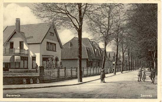 Zeestraat
Deze kaart van de Zeestraat stamt uit de dertiger jaren en toont ons de andere hoek van de Zeestraat met de Beeckzanglaan. In deze villa Kennemerbeek genaamd woonde jarenlang de familie Duin. Het pand staat dus aan de overzijde van de tuinmanswoning van Co de Wilde bij het Harmonielaantje. Het is een ansichtkaart uit de dertiger jaren.
Keywords: bwijk zeestraat Harmonielaantje