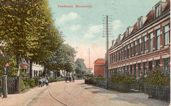 Zeestraat
Het gedeelte van de Zeestraat vanaf de C.H.Moensstraat richting Breestraat. Het is al een oude ansichtkaart, waarschijnlijk rond 1920, achterin links tussen het groen moet het Kennemer Theater te zien zijn. De vooruitspringende pandjes aan de rechterkant zijn gesloopt, in een van de pandjes had Eggeraat een kruidenierswinkel, verder was er een reclamebureau en de bank van Van Wingerden.
Keywords: zeestraat bwijk