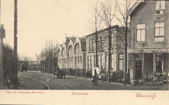 Zeestraat
De Zeestraat ter hoogte van de Groenelaan zo rond 1920. Rechts op de kaart is Hotel Parkzicht te zien, tegenwoordig de Eetkamer van Beverwijk genoemd. Hotel Parkzicht was nog in de gemeente Wijk aan Zee en Duin gelegen. Het was vroeger een woonhuis, maar rond 1926 door W.Th.Koopman verbouwd en vergroot tot hotel. Het heeft heel lang dienst gedaan als hotel en had indertijd een bekende naam. Kort na de 2e wereldoorlog, zo rond 1946 ging het pand over op naam van H.v.d.Leden en daarna werd de familie de Vries eigenaar. 

Frank Mohr werd in 1978 de nieuwe eigenaar en doopte het toen reeds restaurant Wijcker Herberg. Ook alle andere huizen staan er nog steeds, zij moeten al heel oud zijn, waarschijnlijk rond 1900.
Keywords: Zeestraat Groenelaan bwijk