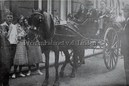 met o.a. B. Jongert uit hotel Paasduin, bij het pard Jan Dobber, Mies Gerritse, meisje Franck.   anno 1933

Keywords: waz jonert dobber gerritse franck