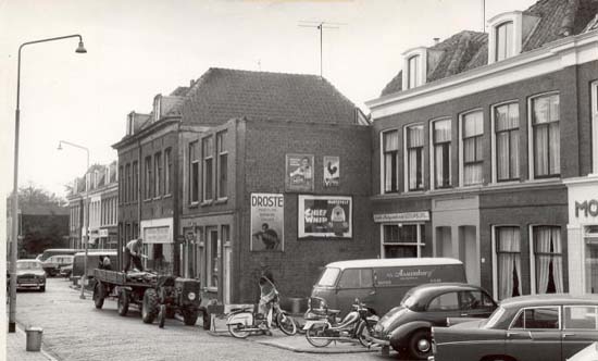 Zeestraat
Een van de straten waar in de na-oorlogse jaren veel is gesloopt is wel de Zeestraat. Deze kaart dateert uit die tijd, dat is duidelijk te zien aan de auto's die geparkeerd staan. Er wordt ook gesloopt, het slopen gebeurde in die tijd niet zo rigoureus want veel zoals dakpannen, sanitair en hout begonnen een tweede leven. 
Wat regelmatig gebeurde was het verhuren van een zijwand voor reclame, van de mogelijkheid werd hier veel gebruik gemaakt. De familie Eggeraat had in een van de panden een kruidenierszaak. Een kaart van rond 1960.
Keywords: zeestraat bwijk