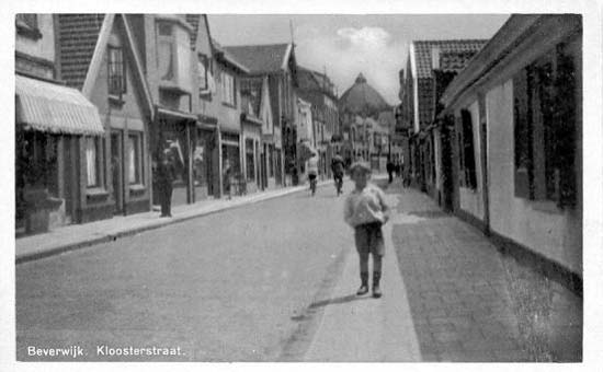 Kloosterstraat
De Kloosterstraat is in het begin van de 17e eeuw ontstaan. Tot in de tweede helft van de zestiende eeuw stond aan de Kloosterstraat het nonnenklooster Nazareth. Oude en nieuwe bebouwing wisselen elkaar af. De ansichtkaart is van de jaren veertig.
Keywords: kloosterstraat bwijk