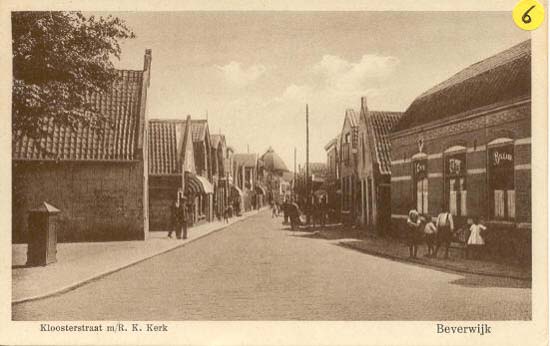 Kloosterstraat
Oorspronkelijk werd de straat 't Klooster genoemd. Het onderschrift op de ansichtkaart werkt toch wel verwarrend, n.l. Kloosterstraat met R.K.Kerk. Met de kerk wordt de St.Agathakerk aan de Breestraat bedoeld en die is nog vaag te herkennen, echter zonder klokkentoren want die werd er eerst in 1958 op geplaatst. Al eerder schreven wij dat de naam van de straat ontleend werd aan de aanwezigheid van een nonnenklooster.
Keywords: Kloosterstraat bwijk