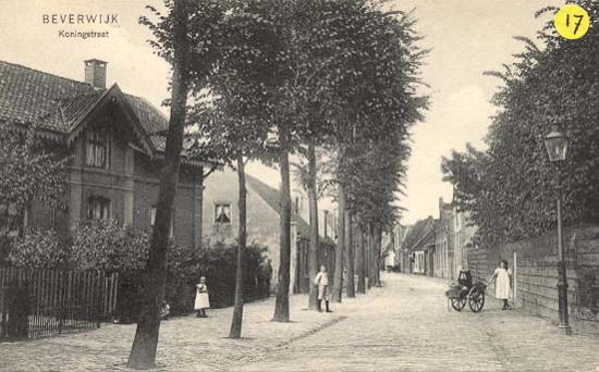 Koningstraat
Aan de Koningstraat nabij de huidige Markt stond vroeger het woonhuis van het hoofd en daarachter de Christelijke Nationale School. De school dateerde uit de jaren 1872/73. Na de bouw (1922/23) van de nieuwe Chr.Nat.School aan de Schans (Willem Hovyschool) werd na verbouwing de bloemenveiling 't Centrum er, overigens tijdelijk, in gevestigd. De kaart moet van doorvoor zijn. Rechts op de kaart zien wij het melkmeisje, er bestond in die jaren alleen nog maar losse melk.
Keywords: Koningstraat bwijk