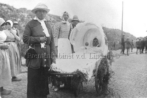 gecostumeerde optocht in de wagen Klaas Snijders, P. Vriesman, G. Schelvis   anno 1928
Keywords: waz snijders vriesman schelvis