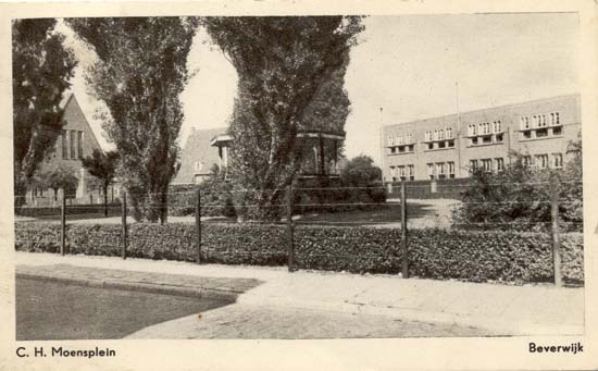 Moensplein
Op deze oude ansichtkaart, daterend uit de zestiger jaren, staat als aanduiding C.H.Moensplein. Dit is niet juist, het moet gewoon Moensplein zijn. Straat en plein zijn vernoemd naar Carel Hendrik Moens. Carel Hendrik Moens (1841-1920) kwam in 1870 naar Beverwijk vanuit Castricum, hij was daar enige tijd burgemeester, In Beverwijk werd hij in 1875 raadslid en tevens wethouder en hij bleef dat tot 1916, ruim 41 jaar lang. Hij had een notariskantoor aan de Breestraat.

Op de ansichtkaart staat links afgebeeld de Middelaarkerk, in het midden de muziektent en rechts de openbare lagere school no.1, in later jaren Vondelschool genoemd. Ook was hier de VGLO-school en de BLO-school gevestigd en misschien vergeten wij dan wel wat. Thans doet het gebouw dienst als kinderdagverblijf.\r\nDe Middelaarkerk is gebouwd in de jaren 1930/31, de bouwkosten bedroegen indertijd fl 65.000,-.
Heel veel kerken hebben in de loop van de jaren moeten sluiten, zo ook de Middelaarkerk, daarin is nu anno 2001 een showroom voor o.a. meubelen, Denbo Design Center. 
De muziektent in het midden van de foto stond eerder aan de Dr.Schuitstraat, in 1926 moest deze echter wijken voor de Dr.Schuitfontein, die plaats moest maken op het Stationsplein. Het lijkt wel een stoelendans want in 1953 verdween de muziektent vanaf het Moensplein en de Dr.Schuitfontein kwam er weer voor in de plaats. Overigens, de muziektent verdween helemaal uit beeld, een verplaatsbare kwam er voor in de plaats, waar die gebleven is: Joost mag het weten.
Keywords: Moensplein moensstraat