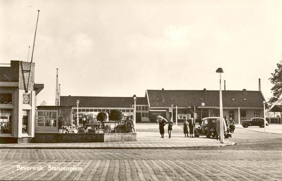 Stationsplein
Nogmaals Hotel ter Burg en gelet op het oude station moet de ansichtkaart uit de vijftiger jaren dateren. Hotel ter Burg en Restaurant Bellevue waren nu eenmaal de blikvangers bij binnenkomst van Beverwijk en dat was de reden dat er veel ansichtkaarten van waren.
Keywords: Stationsplein