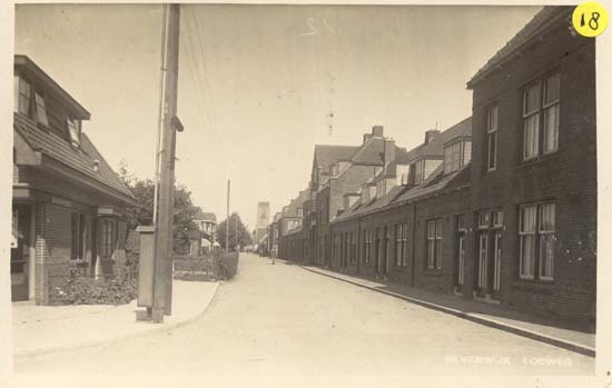 Boeweg
Wij zien een deel van het St.Aagtendorp, gebouwd aan de Boeweg, Jan Vermeijenstraat, Willem Passtoorsstraat en Nico Scholtestraat.\r\nJan Vermeijen was een bekend schilder, die in 1500 in Beverwijk werd geboren. Willem Passtoors (1856-1916) was de stichter van de Ned.R.K.Volksbond en lid van de Tweede Kamer der Staten-Generaal voor het toenmalige district Beverwijk. De Nico Scholtestraat heet thans Thomas Wijckstraat. Nico Scholte was de architect van de huizen van het St.Aagtendorp. Men vond dat hij teveel eer kreeg en dus werd het Thomas Wijckstraat (1616-1677), hij is geboren in Beverwijk (vandaar Wijck)  en was schilder en graveur. Aan de linkerzijde zien wij nog net het pandje waarin mevr.Jansen een kousenwinkeltje had en dat inmiddels is gesloopt.
Keywords: Jan Vermeijenstraat Willem Passtoorsstraat Nico Scholtestraat Thomas Wijckstraat Boeweg