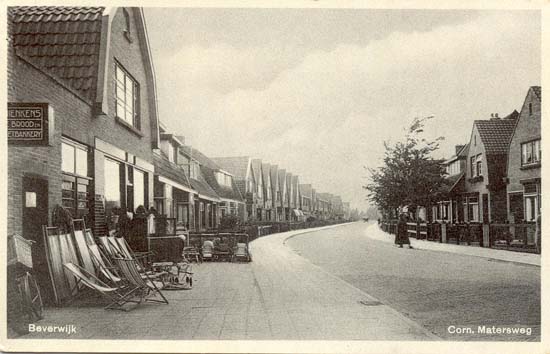 Cornelis Matersweg
Deze kaart toont ons is de Cornelis Matersweg aan het begin op de hoek van de Boeweg, links op de foto een tweetal winkels en wel van Bakker Hienkens en van de galanteriezaak van Kors, die zoals men ziet ruim gesorteerd was in ligstoelen. Met een ligstoel kan men lang worstelen voor dat hij staat, Kors had er zo te zien geen moeite mee. De woningen in de Cornelis Matersweg dateren uit het eind van de twintiger jaren, het waren betaalbare eigen woningen en dit alles kwam tot stand dankzij een initiatief van Maters, die raadslid was voor de S.D.A.P (thans P.v.d.A.) in Beverwijk. 
Maters was een vooruitstrevend burger, die veel voor de regio betekende en o.a. Sihi Maters oprichtte. Elders hebben wij nog iets uitgebreider over hem geschreven. Een lege straat, zonder enig verkeer, maar verkeer is in deze straat nu nauwelijks mogelijk, immers al het geparkeerde blik staat in de weg.
Keywords: Cornelis Matersweg