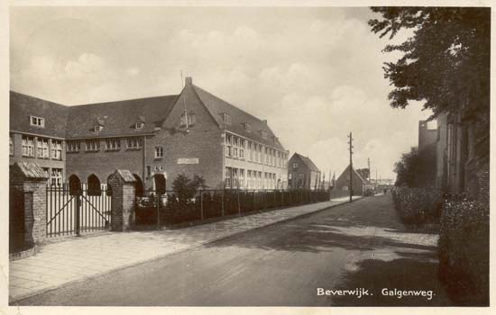 Galgenweg
De H.Hartscholen voor zowel jongens als meisjes aan de Galgenweg zijn niet meer in gebruik. In het gebouw is een flink aantal appartementen gebouwd. De scholen zijn gebouwd rond 1930, het bijzondere is wel dat er aan de inrichting van het schoolplein en het naastgelegen  voetpad alle aandacht is besteed, maar dat de weg zelf nog een onverhard pad is. De huizen verder op zijn allemaal gesloopt om in 1950 plaats te maken voor een woongebouw dat ondertussen ook al weer is vervangen door nieuwe en moderne flats.
Keywords: Galgenweg Heilig Hartschool bwijk