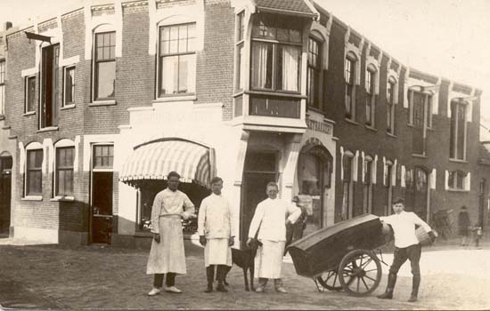 Torenstraat
Laatstelijk was in deze bakkerij Hendrikse gevestigd, maar al ver daarvoor begon bakker Oud hier zijn bedrijf en in later jaren werd hij opgevolgd door zijn schoonzoon Smithuis.Het bedrijf lag echter in een saneringsgebied en dus werd het door de gemeente opgekocht.
Na het vertrek van bakker Hendrikse kon het pand gesloopt worden en kwamen er heel veel woningen voor in de plaats.
Keywords: torenstraat bwijk