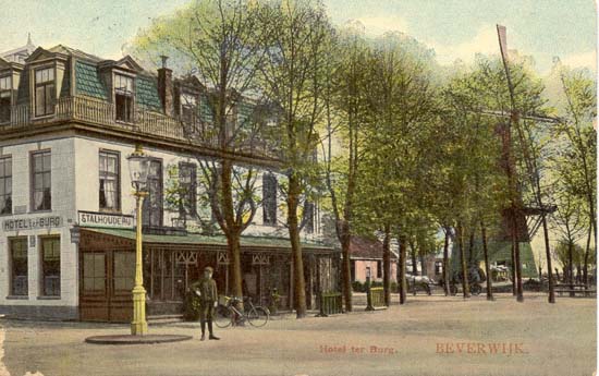 Stationsplein Hotel ter Burg
Hotel ter Burg, een foto daterend van rond 1907, in ieder geval voor 1912 want op de foto staat de dr.Schuitfontein nog niet afgebeeld. Op de achtergrond zien wij de korenmolen van Smit.
Keywords: Stationsplein Hotel ter Burg bwijk