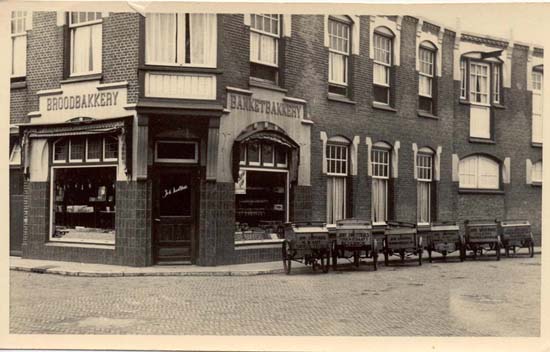 Torenstraat
Jarenlang is op de hoek van de Torenstraat/Kerkstraat een bakkerij geweest. Allereerst bakker Oud, opgevolgd door zijn schoonzoon Smithuis, toen deze stopte werd het geheel overgenomen door bakker Hendrikse. Door de sanering van dit gebied moest deze echter zijn bedrijf daar stoppen en bouwde hij, nadat hij enkele jaren in Velsen-Noord gevestigd was, een nieuwe bakkerij aan de Laan van Meerestein. Ook deze bakkerij bestaat inmiddels niet meer. De bakkerskarren op de foto moeten ongetwijfeld van bakker Hendrikse zijn.
Keywords: torenstraat kerkstraat