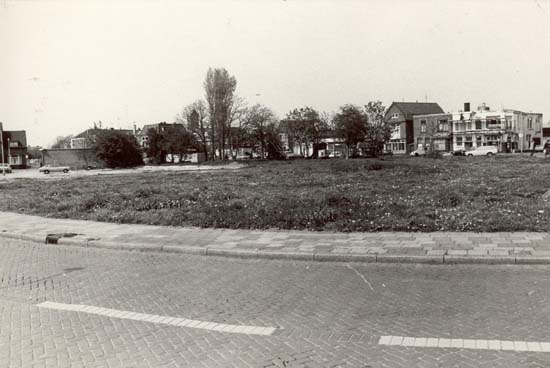 Jan Alsweg
De sanering van de kerkbuurt begon al lang voor de 2de wereldoorlog. De hofjes verdwenen en daarna ook de panden gelegen aan de Jan Alsweg en de Baanstraat. Op deze foto genomen vanaf de Jan Alsweg is dit duidelijk te zien. Er is eindeloos gediscussieerd over de invulling van het gebied rond de Wijkertoren. De boerderij van Vessies maakte natuurlijk deel uit van deze discussie. Uiteindelijk kwam men tot overeenstemming en kon de bouw starten, maar toen waren wij reeds eind zestiger jaren.
Keywords: jan alsweg kerkbuurt bwijk