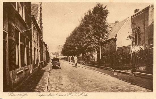 Peperstraat
De Peperstraat lang geleden, waarschijnlijk rond 1910. De St. Agathakerk springt er uit en aan de andere zijde met het trapgeveltje de woning van de hoofdonderwijzer van de R.K.Jongensschool. Deze woning werd gebouwd in 1902, het KSA-gebouw was er nog niet, dit gebouw kwam in 1917 gereed. De woning staat er nog, het KSA-gebouw is allang gesloopt. KSA staat voor Katholieke Sociale Actie.
Keywords: Peperstraat KSA bwijk