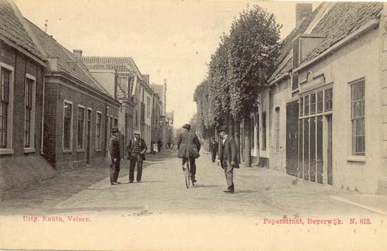 Peperstraat
De Peperstraat of 't Pepertje. Een ansichtkaart uit het begin van de vorige eeuwwisseling. Er was al wel de nodige nering, maar dat betrof voornamelijk de fietsenmaker, wagenmaker. De andere winkels moesten nog komen.
Keywords: peperstraat bwijk