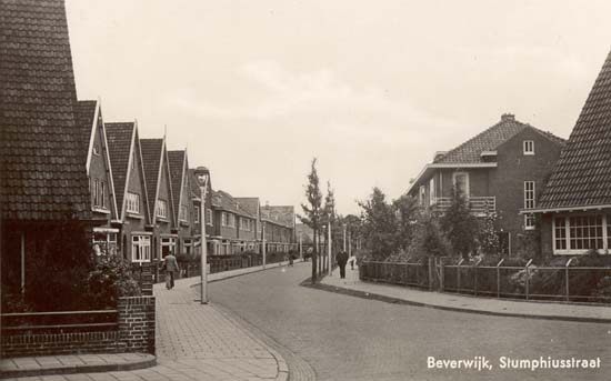 Stumphiusstraat
De Stumphiusstraat vertoont hetzelfde beeld als de Hendrik Burgerstraat en deze ansichtkaart zal dus ook uit de veertiger jaren zijn, zo kort na de tweede wereldoorlog. De straat en natuurlijk ook de woningen dateren uit rond 1930. Ook op deze kaart geen enkele auto, de straat is er tegenwoordig bijna mee verstopt. Rechts op de foto zien wij nog net een klein stukje van het vroegere kantoor van de dienst Openbare Werken, thans is in dit gebouw een kinderdagverblijf. 
De Stumphiusstraat is vernoemd naar het oude Beverwijkse geslacht Stumphius. De leden van de familie Stumphius namen in verschillende functies aan het bestuur van de gemeente deel. Francois Stumphius was lid van de vroedschap en later ook burgemeester. Christiaan Stumphius was burgemeester, Adrianus Stumphius was directeur van het postkantoor en ook raadslid.
Keywords: Stumphiusstraat bwijk