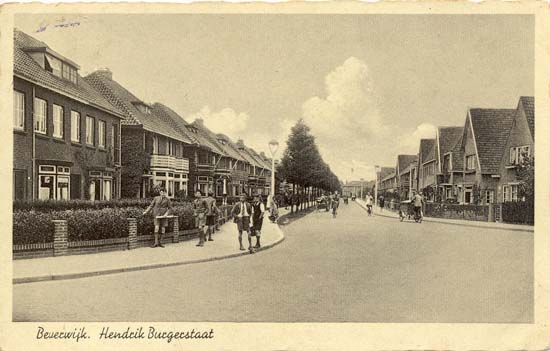 Hendrik Burgerstraat
Een ansichtkaart van de Hendrik Burgerstraat in de veertiger jaren, eigenlijk is er weinig veranderd. De bomen zijn wat groter geworden maar de bijna lege straat met een enkele fietser doet onwezenlijk aan, immers de straat is heden ten dage geheel gevuld met auto's.
De tijden zijn veranderd. Wie was eigenlijk Hendrik Burger? Hendrik Burger (1843-1932) was 31 jaar lid van de gemeenteraad van Beverwijk en bijna 18 jaar wethouder. De gronden rond de Hendrik Burgerstraat waren zijn eigendom, maar dat was dus niet de reden dat een straat naar hem vernoemd werd. Hij was landelijk bekend als bloembollenkweker en op zijn initiatief werden in Beverwijk de eerste vakcursussen op tuinbouwgebied gegeven, kortom een man met grote plaatselijke verdiensten.
Keywords: Hendrik Burgerstraat bwijk