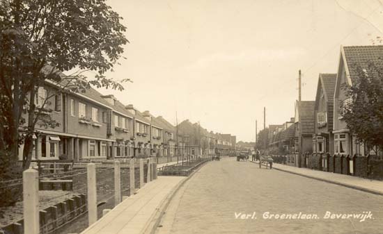 Groenelaan
De Populierenlaan heette vroeger Verlengde Groenelaan en was in de gemeente Wijk aan Zee en Duin gelegen. De ansichtkaart moet van de dertiger jaren zijn, wellicht al van voor de fusie in 1936. Het straatbeeld is nauwelijks veranderd, alleen de beek (linkeronderzijde) is een flink aantal jaren terug gerioleerd.
Keywords: Populierenlaan Groenelaan bwijk