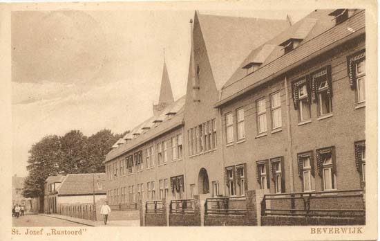 Peperstraat
De Peperstraat, waarschijnlijk zo genoemd omdat men hier vroeger specerijen verhandelde. De straat werd ook wel 't Pepertje genoemd. Op de ansichtkaart het St.Joseph-Rustoord dat hier gebouwd werd nadat de St.Agathakerk werd afgebroken. Dat was rond 1924/1925. In de 17e eeuw stond hier de hofstede de Raep, een buitenplaats met koetshuis, stallen en tuinmanswoning. Adriaen Pietersz. Raep kwam uit Amsterdam, hij was er een bekend burger. Rond de Franse tijd kreeg de hofstede de naam Lommerlust. De bekende schrijfsters Betje Wolff en Aagje Deken verbleven er enige tijd. Een replica van het huisje waarin zij hun boeken schreven heeft een plaats bij het huidige Lommerlust gevonden. Dit Lommerlust, een woonvoorziening voor ouderen, kwam in 1981 in de plaats van het St. Joseph-Rustoord.
Keywords: peperstraat bwijk