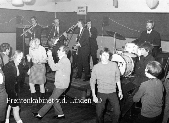 ABC
Dansen in ABC in de Peperstraat   Foto Hans Blom
Keywords: bwijk peperstraat abc dansen