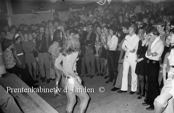 ABC
Dansen in ABC wie is de danseres??   Foto Hans Blom
Keywords: bwijk peperstraat abc dansen