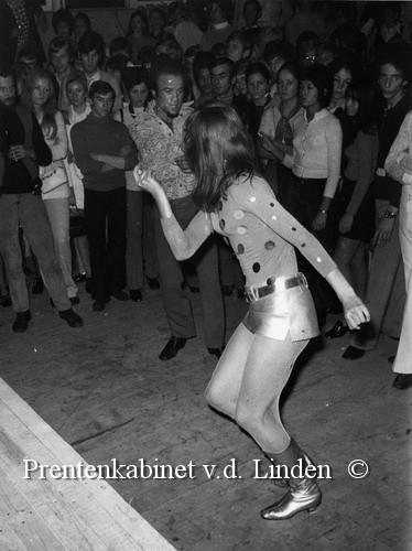 ABC
Dansen in ABC wie is de danseres??   Foto Hans Blom
Keywords: bwijk abc peperstraat dansen