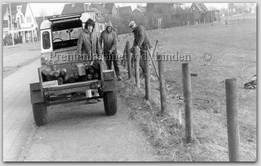 Personen
Aannemersbedrijf van der Meij plaatst een nieuw hek om de dorpweide. v.l.n.r. Jos van der Meij (geb. 23-03-1962 Co Snijders Theo Metzelaar anno Januari 1984
Keywords: waz van der meij snijders metzelaar