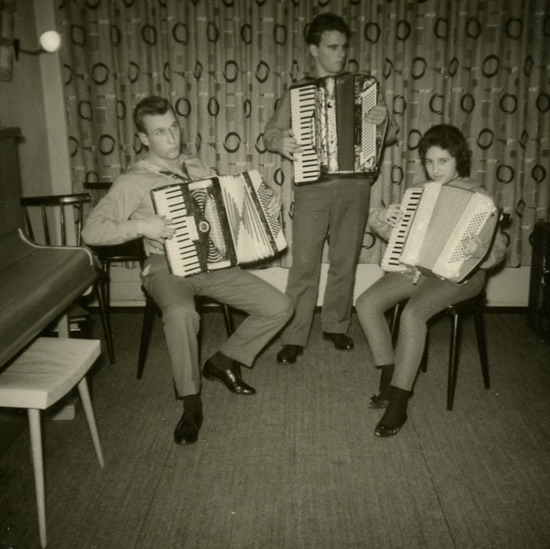 Accordeon trio
Accordeon trio

foto: Sonja v Bommel
Keywords: personen bwijk