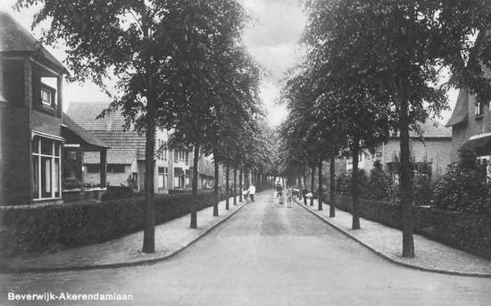 Akerendamlaan
De straat is in 1914 als een particuliere grindweg aangelegd om zo een verbinding te maken tussen de toenmalige Schoollaan en Holland op zijn Smalst. De Amsterdamse koopman Jan Bicker stichtte in 1636 de buitenplaats Akerendam. De naam Akerendam is waarschijnlijk ontleend aan de akker, genaamd den Aeck. Deze benaming zou kunnen duiden op in het water vooruitstekend land. De naam van Akerendam wordt officieel pas in 1724 voor het eerst vermeld als de familie Willem Boreel de buitenplaats aan de familie Pels verkoopt. In de loop der jaren wisselde het huis regelmatig van eigenaar. Tegenwoordig is de buitenplaats eigendom van de Stichting Sluyterman van Loo. De statuten van de Stichting vermelden o.a. dat het huis onderdak zal bieden aan bejaarde ongehuwde dames. De dames moesten dan wel van het protestantse geloof zijn en werkzaam zijn geweest als gouvernante of huishoudster. Daar de stichting vandaag de dag niet meer kan voldoen aan deze statuten, wijzigde men in 1977 de opzet ervan enigszins. Het stichtingsbestuur besloot een appartementencomplex voor bejaarden te bouwen op het terrein van de buitenplaats, met de naam Nieuw Akerendam. In 1987 werd het oude fabriekscomplex van de conservenfabriek Docter gesloopt en bouwde men hier Nieuw Akerendam II.
Keywords: bwijk Akerendamlaan