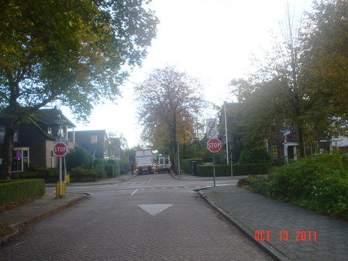 Akerendamlaan
De Akerendamlaan is vernoemd naar de buitenplaats Akerendam waar de weg in feite tegenaan ligt. De linker foto is van rond 1940 en laat ons een goed beeld van de straat zien vanaf de Vondellaan. Aan zowel de straat als aan de huizen is nauwelijks iets veranderd, alleen de weinige kastanjebomen die zijn blijven staan zijn veel groter geworden. Ook de villa’s aan beide zijde van deze straat zijn nog in de oorspronkelijke staat. 

Bron: Boek “Dit was Beverwijk”, auteurs: J.M. Van der Linden/ W. A. Spruit                 
Bewerking: Co Backer
                                                             
Keywords: Bwijk Akerendamlaan