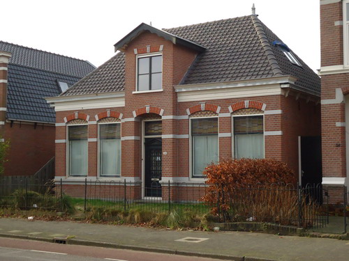 Alkmaarseweg 36  6 januari 2015
In Beverwijk staan panden waar weinig of geen historie van bekend is. Zo ook met dit woonhuis aan de Alkmaarseweg 36 wat typisch een voorbeeld is van een zogenaamde rentenierswoning, een woningtype dat veelal werd gebouwd voor renteniers in de tweede helft van de 19de eeuw. Van deze woning is alleen bekend dat het gebouwd is in 1901 en de opdrachtgever was Anthonie van Lith.   

Foto’s : Prentenkabinet Jan  van der Linden/Co Backer
Tekst: Co Backer
Keywords: Bwijk Alkmaarseweg