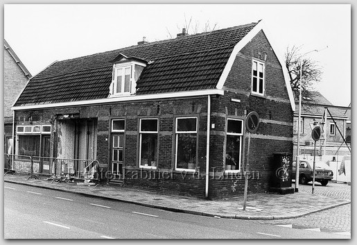 Alkmaarseweg
Alkmaarseweg 13 hoek Munnikenweg 
Tot aan het begin van 1980 is dit pand op de linker foto bewoond geweest door een polier die bekend stond als Kip(Jan) Jongejans. In 1956 kwam de familie Jongejans in dit pand wonen. Er moest veel aan verbouwd worden zoals de keuken en de poelierszaak met slachthok waar hij zelf slachtte. Het pandje op de hoek Alkmaarseweg/Munnikenweg werd op woensdag 22 april 1986 gesloopt. Ook de aan bepalende opslag ruimte ging onder de slopershamer. Beide panden moesten plaats maken voor verbreding van de Munnikenweg alsmede voor een stukje plantsoen dat hier zou worden aangelegd. Het pandje, dat eigendom was van de gemeente maar bewoond werd door mevrouw Tolman en haar zoon die na de poelier hier kwam wonen, werd begin 1986 geramd door een uit de bocht gevlogen auto. Daarbij werd een complete muur van de slaapkamer omver gereden. Niemand raakte gewond. Ook op de foto ziet u uiterst links nog de kraanbaan van steenhouwerij Groot. Deze steenhouwerij vestigde zich in 1919 aan de Munnikenweg. In 1991 verhuisde dit bedrijf om ruimte te maken voor nieuwbouw. De rechter foto laat de huidige situatie zien. Op de plaats waar eens de kippenboer heeft gewoond staat nu een appartementencomplex met kantoren op de begane grond. De steenhouwerij heeft plaats gemaakt voor een nieuw pand van het SIG. Het pand heeft de naam gekregen “Steenhouwerij” met de originele marmer gevelsteen. De SIG is een relatief kleinschalige, professionele organisatie voor mensen met een verstandelijke beperking en/of stoornis uit het autistisch spectrum in Midden- en Zuid-Kennemerland.                

Keywords: bwijk alkmaarseweg