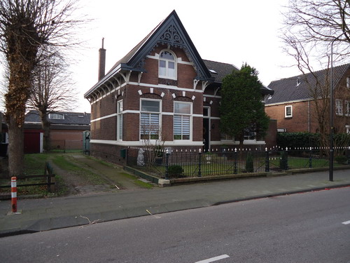 Arendsweg 58  6 januari 2015
Een zeer gaaf huis met schuur dat in 1895 gebouwd is. Opdrachtgever was Lucas Heuverkamp. Dit huis heeft een kap in overstek, ondersteund door gesneden gootklossen en voorzien van rijk gesneden windveren. De gevels zijn gedecoreerd met waterlijsten en horizontale banden, ook decoratie in de ontlastingsbogen en spaarvelden. In 1908 is de bollenschuur weer opgebouwd. De opdrachtgever was de heer A.v.Reisen, bloembollenkweker uit Voorhout. In 1948 zou het huis weer verbouwd worden, architect Bleeker en Wijtzes, maar deze is nooit uitgevoerd. 

Foto’s : Prentenkabinet van der Linden/Co Backer
Tekst: Co Backer
Keywords: Bwijk Arendsweg