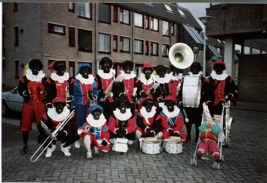 Arion
Arion - Zwarte Pieten band (na een optreden op de Breestraat in Beverwijk)
Keywords: waz Arion
