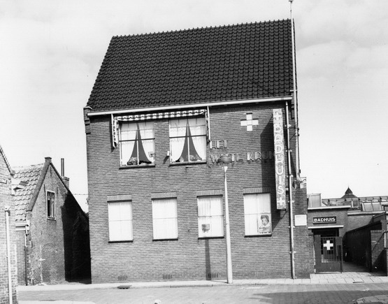 Baanstraat
BADHUIS AAN DE BAANSTRAAT.

In december 1935 ging de badinrichting aan de Baanstraat open. Burgemeester H.J.J. Scholtens verrichte de officiële opening van het badhuis annex wijkgebouw, waarin ook een consultatiebureau voor zuigelingen en kleuters werd ondergebracht. De achterkant van het badhuis kwam uit op de Markt. De heer Klaas Kramer en zijn echtgenote zijn 25 jaar beheerder geweest van het kruisgebouw. 

Bron: boek “Dit was Beverwijk”, auteurs: J.M. Van der Linden/ W. A. Spruit                 
Bewerking: Co Backer


Keywords: bwijk baanstraat